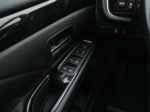 Mitsubishi Outlander 2.0 PHEV Executive Edition Aut.  *LEATHER-MICROFIBRE | ROCKFORD-AUDIO | NAVI-FULLMAP | KEYLESS | CAMERA | HEATED-COMFORTSEATS | ECC | SHIFT-PADDLES | PDC | CRUISE | PRIVACY-GLASS | 18''ALU *