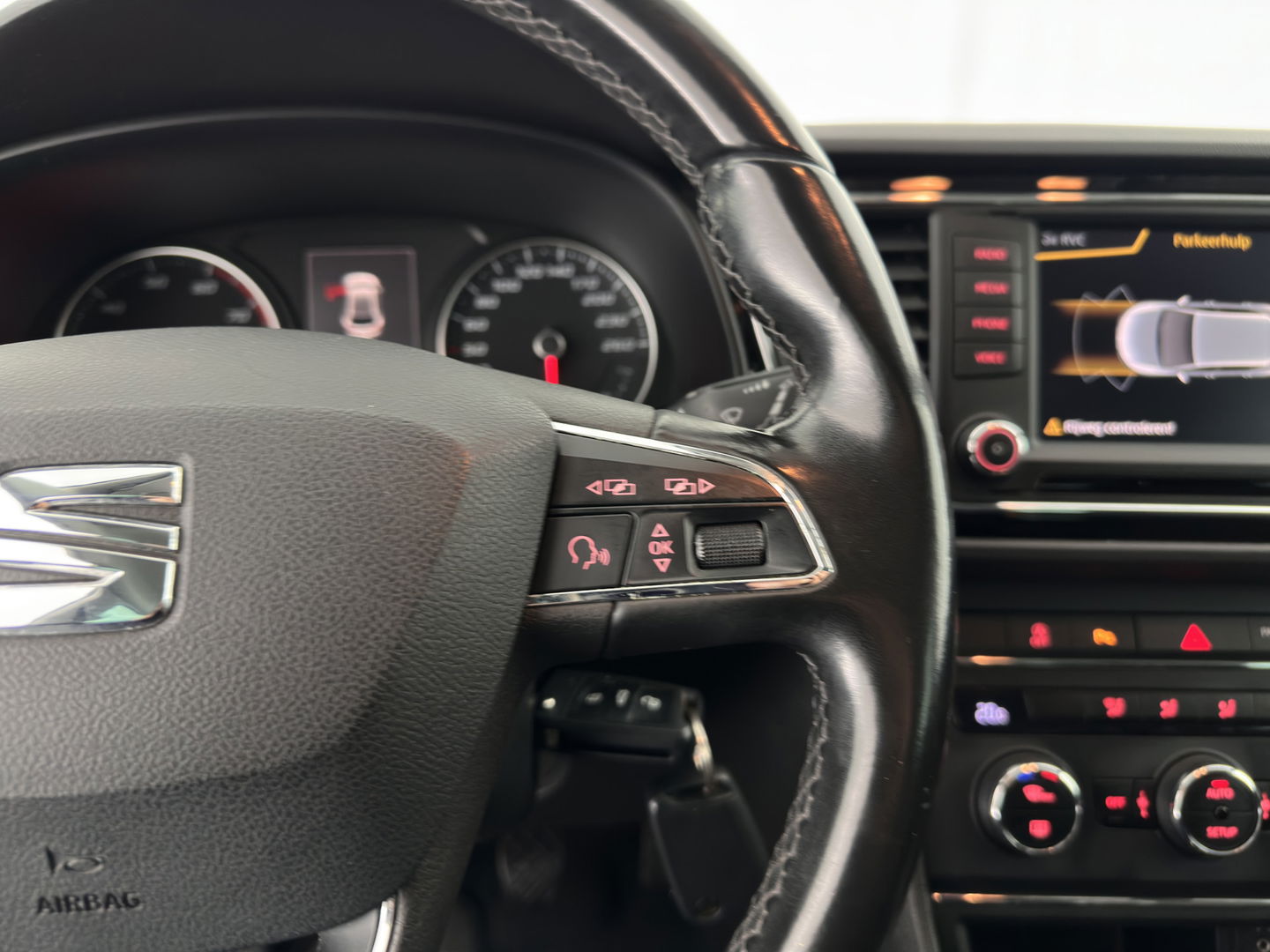 SEAT Leon 1.0 EcoTSI Style Connect *FULL-LED | NAVI-FULLMAP | COMFORT-SEATS | CAMERA | ECC | PDC | CRUISE | PRIVACY-GLASS | 16''ALU*