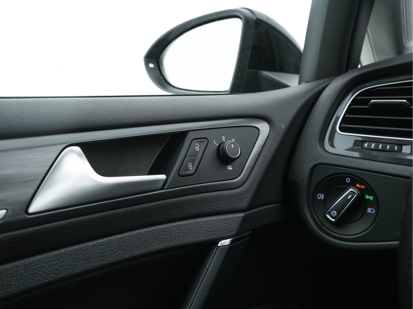 Volkswagen e-Golf E-DITION {SOH-84%} (INCL-BTW) Aut.*HEAT-PUMP | LUXURY-LEATHER | FULL-LED | DIGI-COCKPIT | NAVI-FULLMAP | HEATED-SPORTSEATS | CAMERA | DAB+ | AMBIENT-LIGHT | PRIVACY-GLASS | CCS-FASTLOADER | 16''ALU*