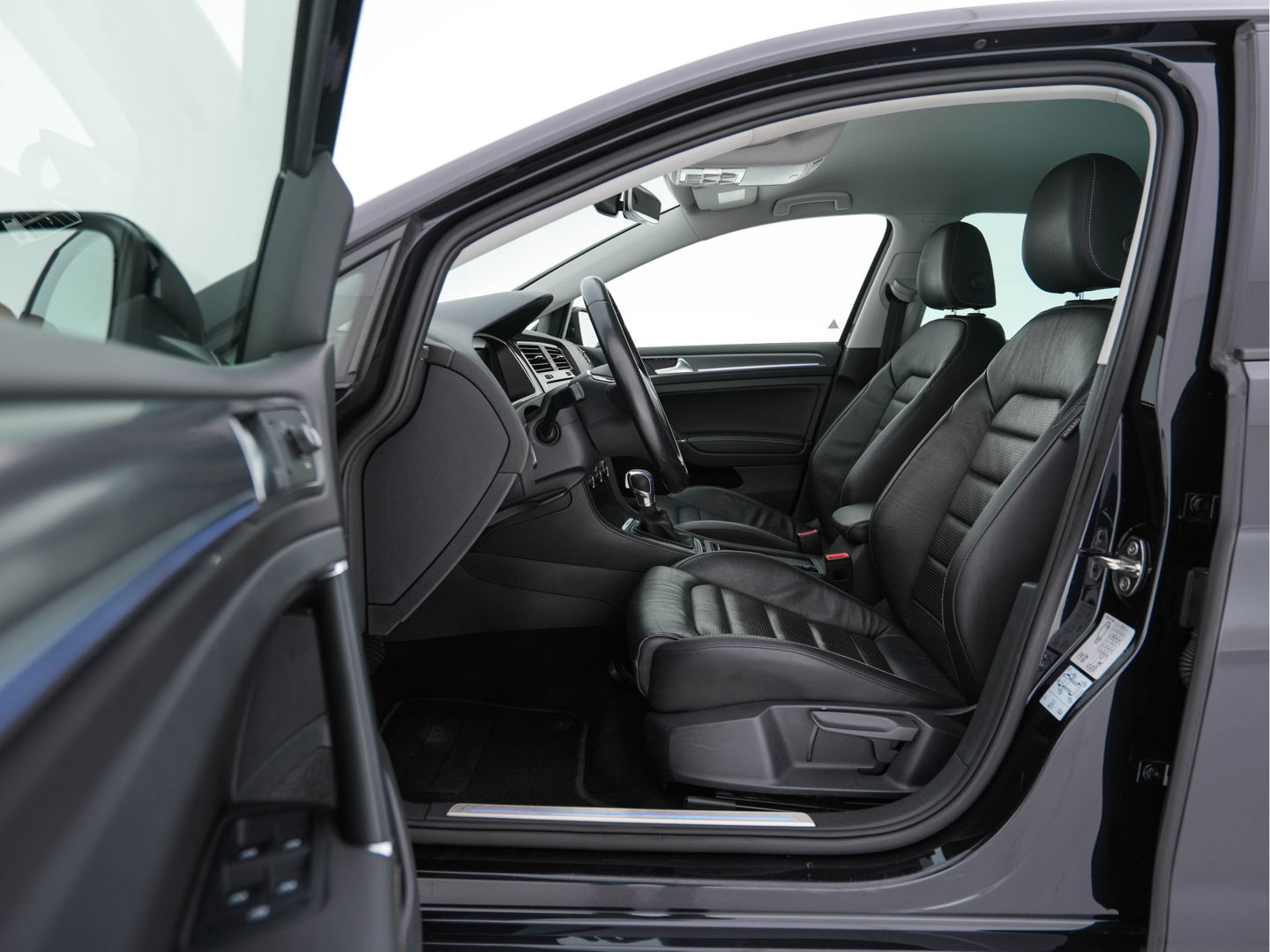 Volkswagen e-Golf E-DITION {SOH-84%} (INCL-BTW) Aut.*HEAT-PUMP | LUXURY-LEATHER | FULL-LED | DIGI-COCKPIT | NAVI-FULLMAP | HEATED-SPORTSEATS | CAMERA | DAB+ | AMBIENT-LIGHT | PRIVACY-GLASS | CCS-FASTLOADER | 16''ALU*