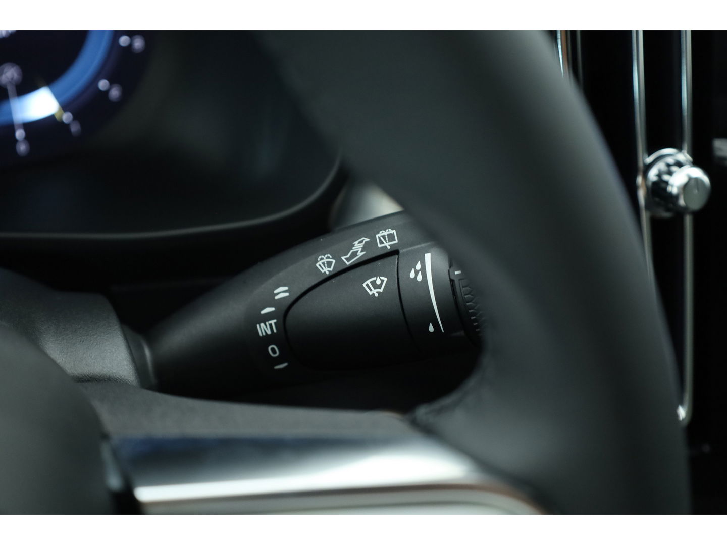 Volvo XC40 2.0 B3 Plus Dark | ACC | elek. stoelen | camera | 4x stoel + stuurvew. |
