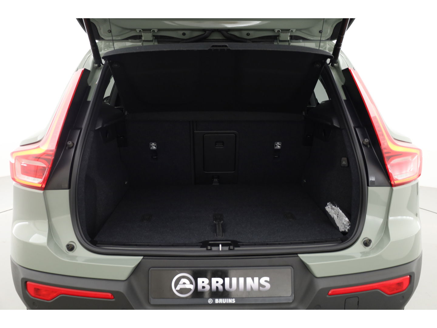 Volvo XC40 2.0 B3 Plus Dark | ACC | elek. stoelen | camera | 4x stoel + stuurvew. |