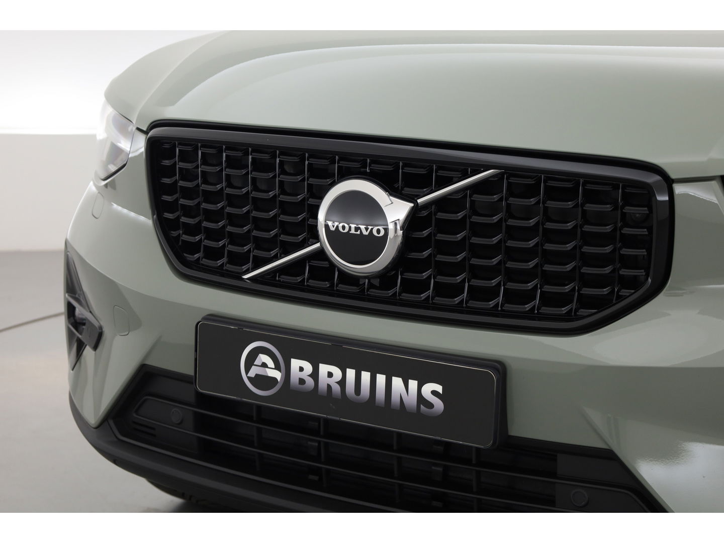 Volvo XC40 2.0 B3 Plus Dark | ACC | elek. stoelen | camera | 4x stoel + stuurvew. |