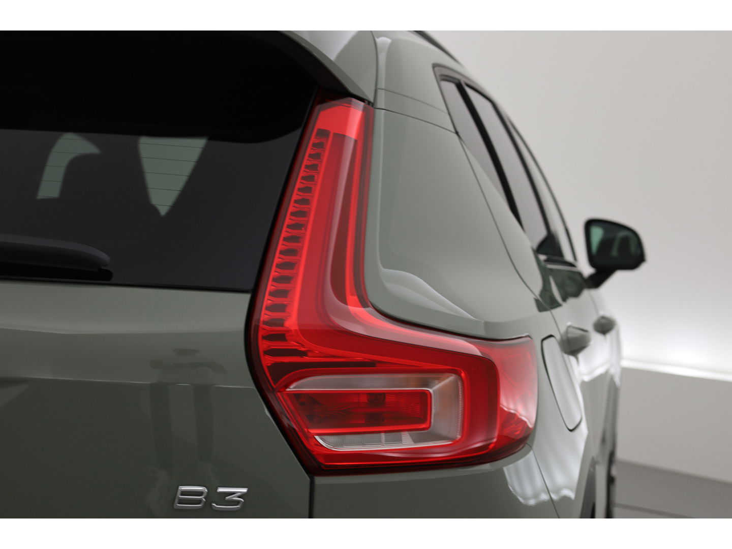 Volvo XC40 2.0 B3 Plus Dark | ACC | elek. stoelen | camera | 4x stoel + stuurvew. |