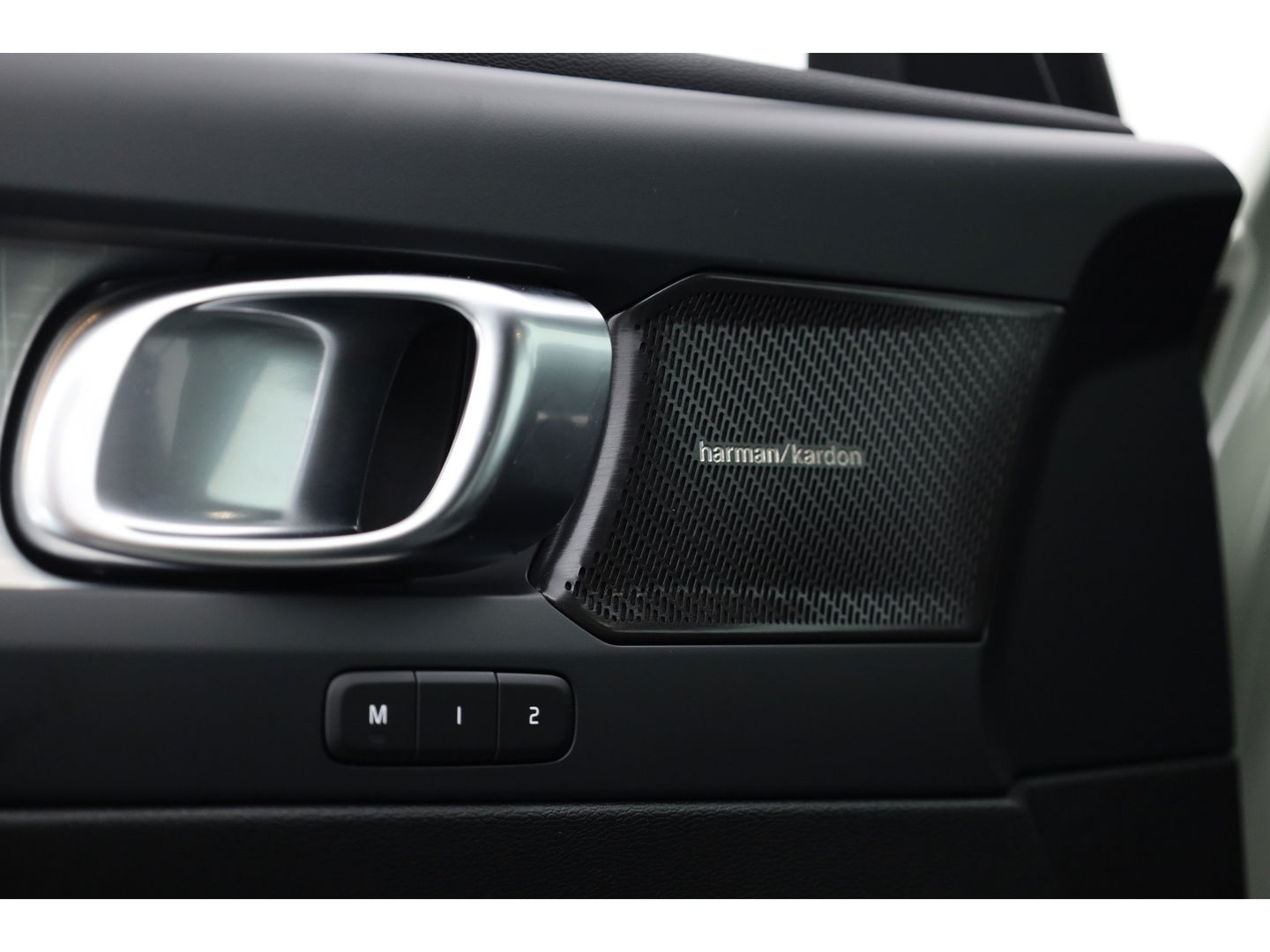 Volvo XC40 2.0 B3 Plus Dark | ACC | elek. stoelen | camera | 4x stoel + stuurvew. |