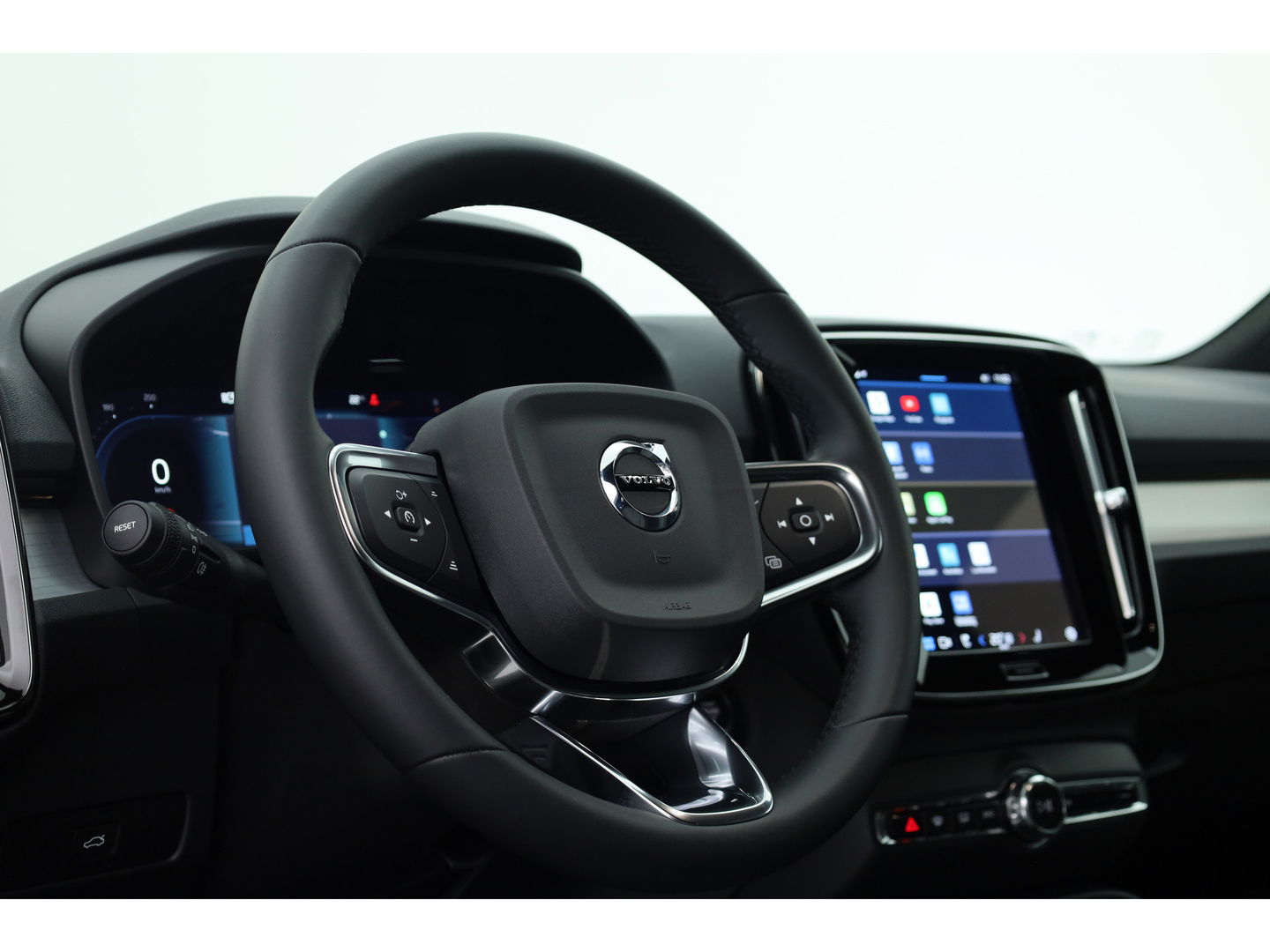 Volvo XC40 2.0 B3 Plus Dark | ACC | elek. stoelen | camera | 4x stoel + stuurvew. |