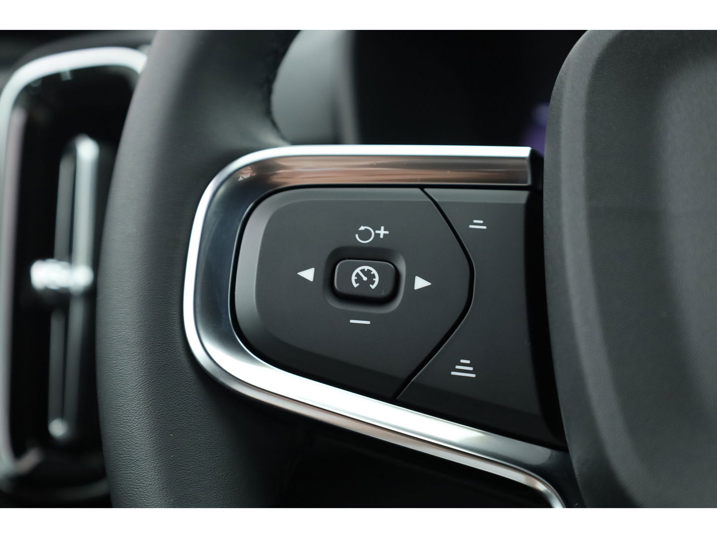 Volvo XC40 2.0 B3 Plus Dark | ACC | elek. stoelen | camera | 4x stoel + stuurvew. |