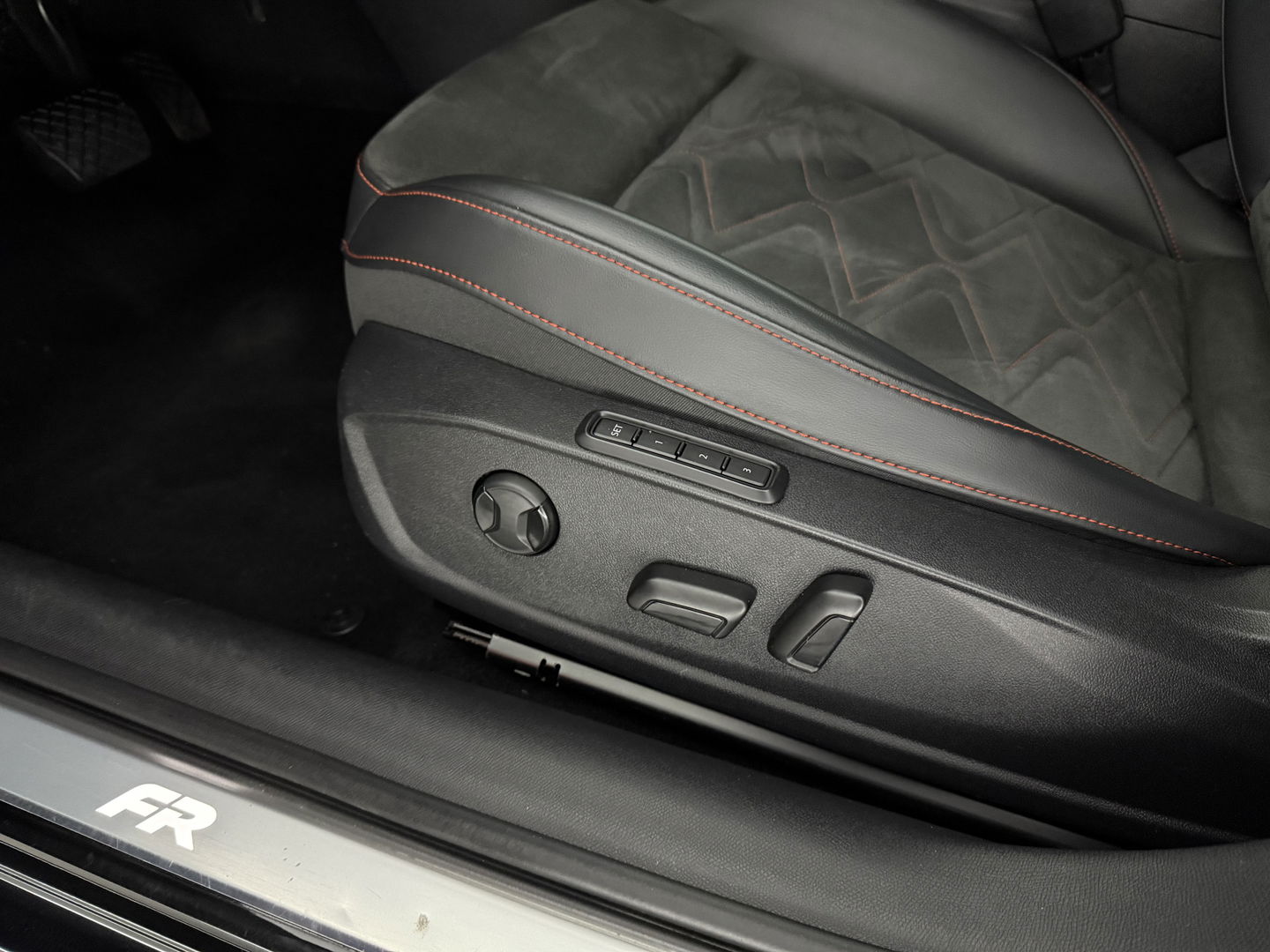 SEAT Leon 1.5 eTSI FR Launch Edition | Sfeerverl. | Virtual | Memory | Carplay | Parkeersens. | Winterpakket