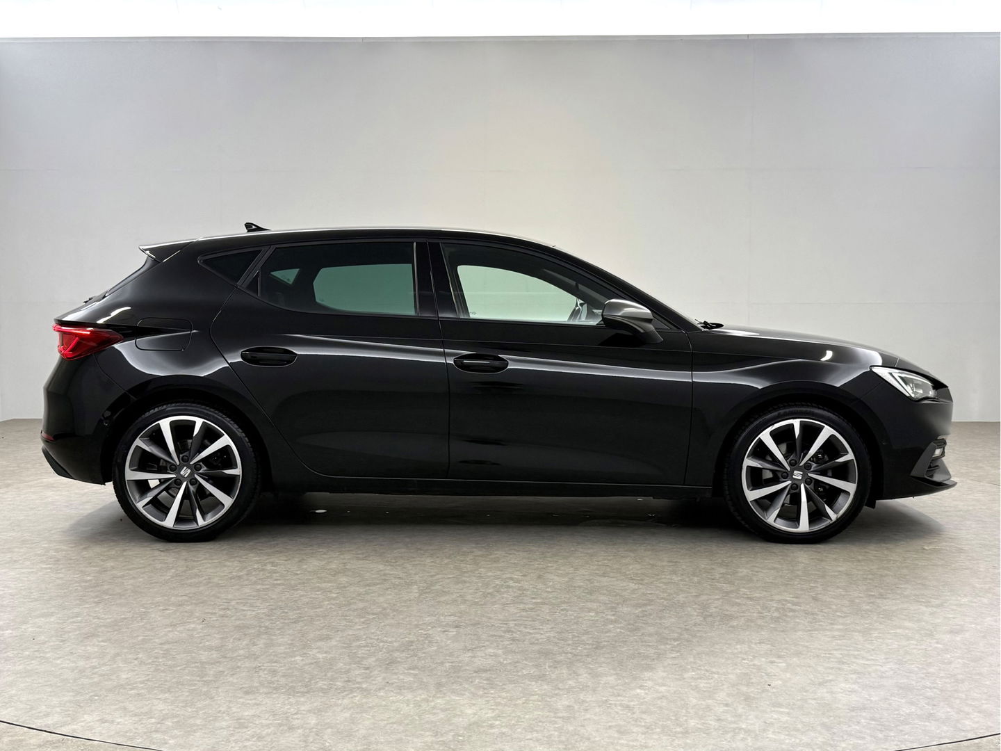 SEAT Leon 1.5 eTSI FR Launch Edition | Sfeerverl. | Virtual | Memory | Carplay | Parkeersens. | Winterpakket