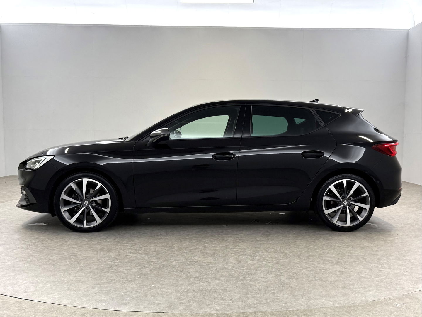 SEAT Leon 1.5 eTSI FR Launch Edition | Sfeerverl. | Virtual | Memory | Carplay | Parkeersens. | Winterpakket
