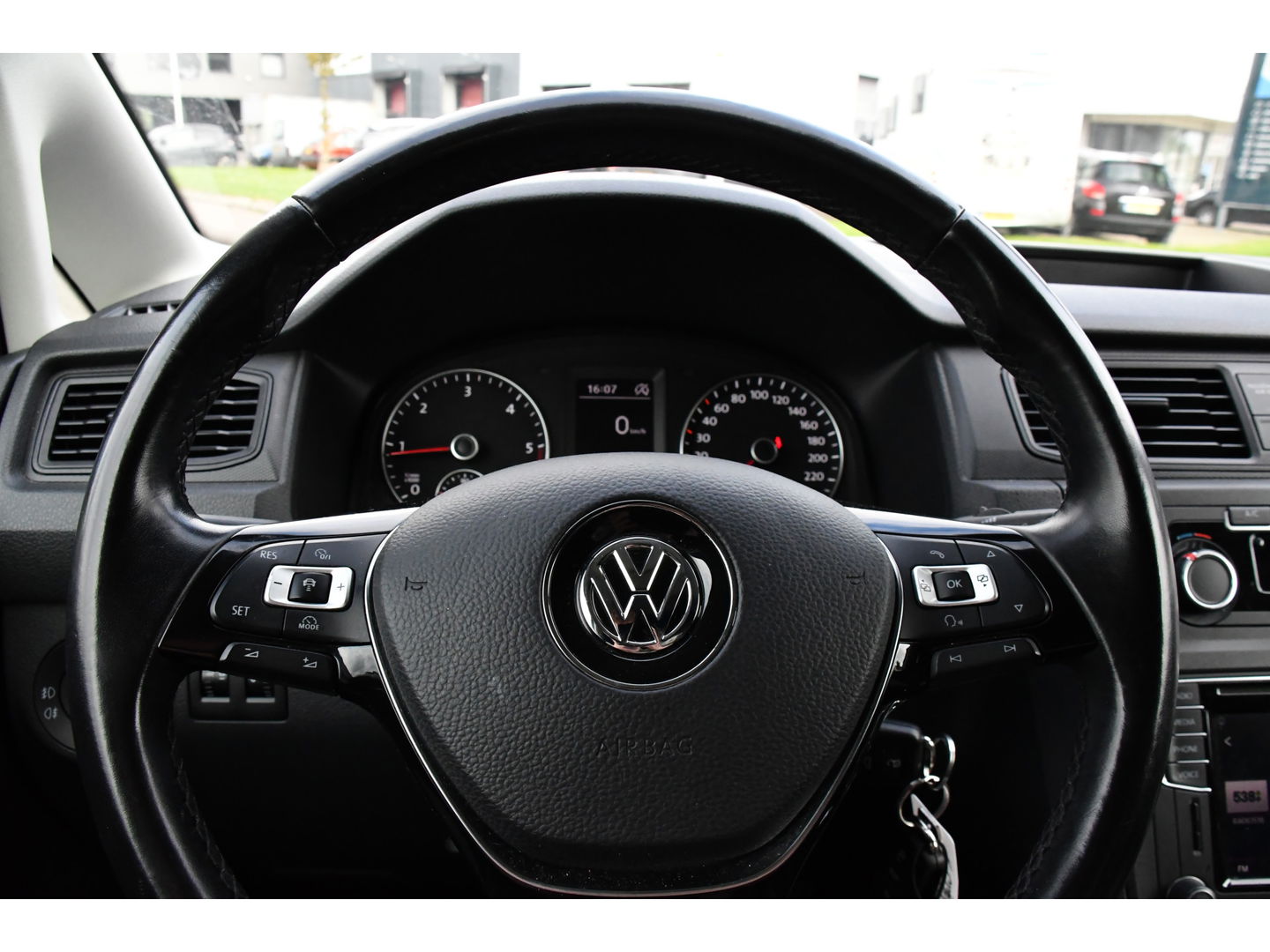Volkswagen Caddy 2.0 TDI L1H1 Highline 70 years Edition Adaptieve Cruise, LED, 150pk, Carplay, Navi, Leder, Trekhaak, Automaat, Uniek!