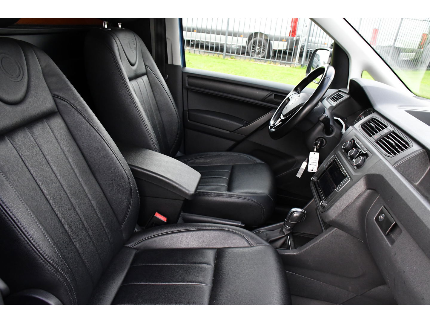 Volkswagen Caddy 2.0 TDI L1H1 Highline 70 years Edition Adaptieve Cruise, LED, 150pk, Carplay, Navi, Leder, Trekhaak, Automaat, Uniek!