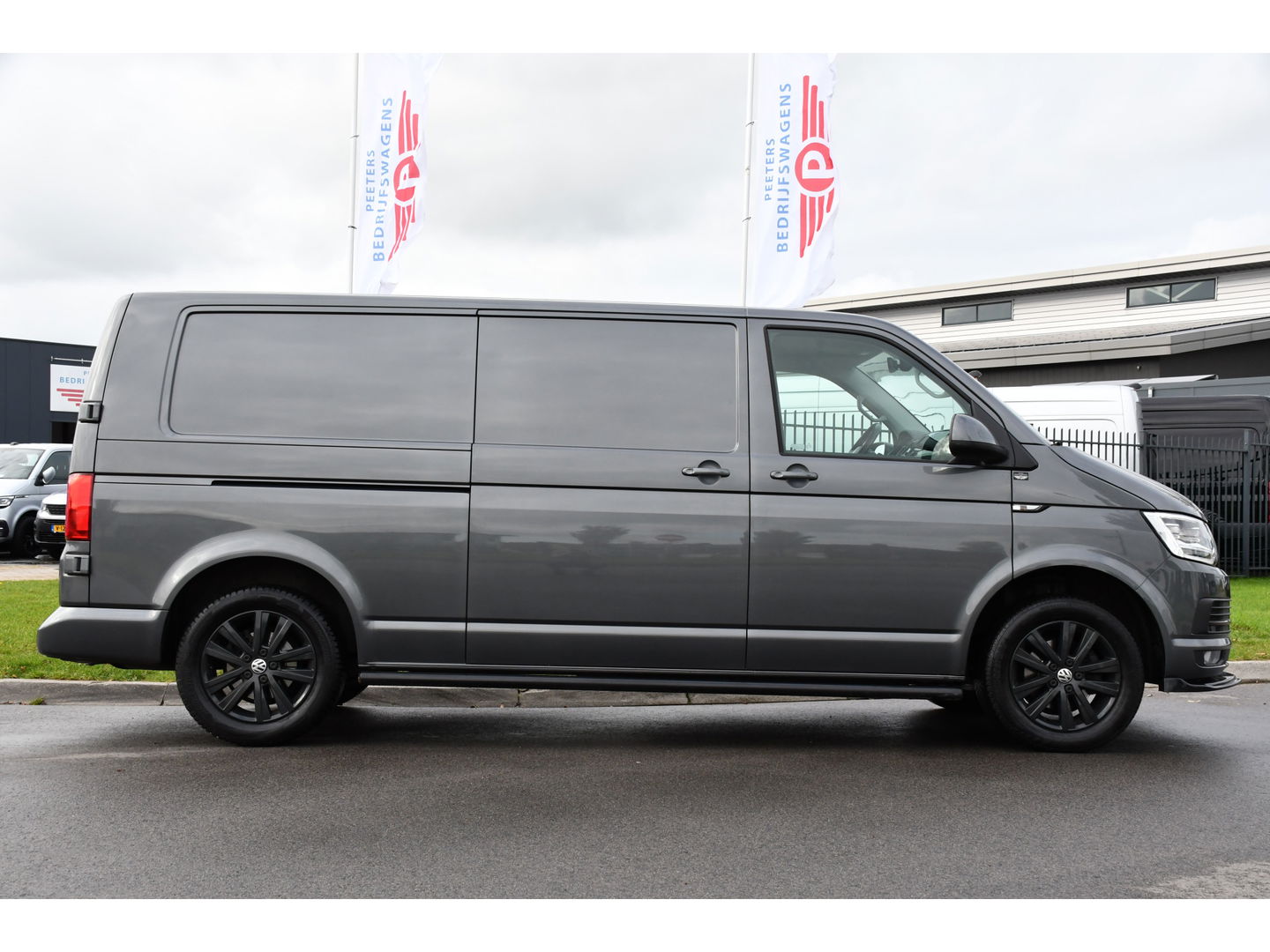 Volkswagen Transporter 2.0 TDI L2H1 PB Edition Adaptieve Cruise, LED, 150pk, Carplay, Sensoren, Trekhaak, Automaat, multimedia, Uniek!