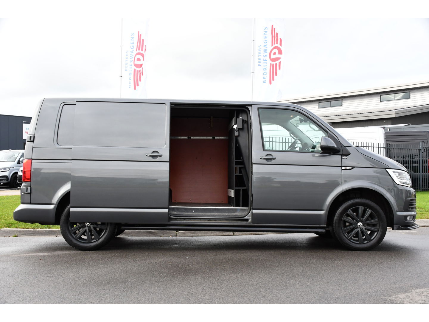 Volkswagen Transporter 2.0 TDI L2H1 PB Edition Adaptieve Cruise, LED, 150pk, Carplay, Sensoren, Trekhaak, Automaat, multimedia, Uniek!