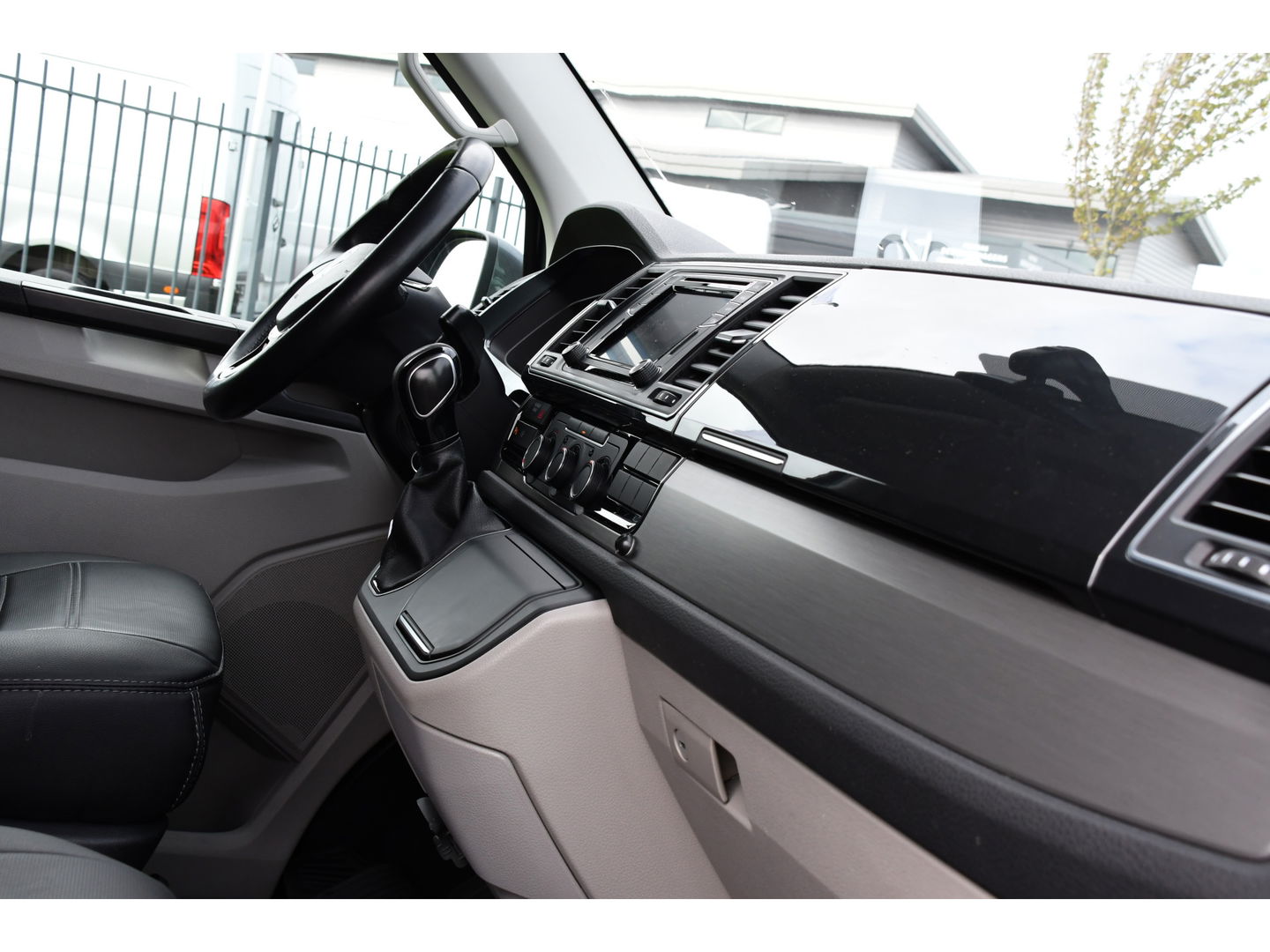 Volkswagen Transporter 2.0 TDI L2H1 PB Edition Adaptieve Cruise, LED, 150pk, Carplay, Sensoren, Trekhaak, Automaat, multimedia, Uniek!