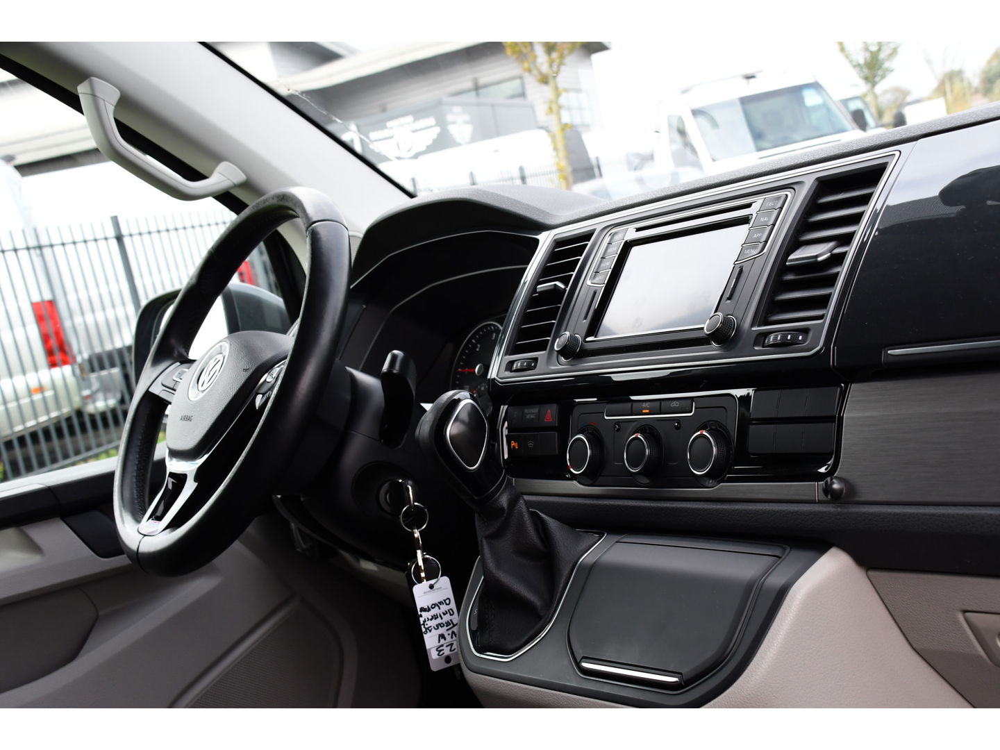 Volkswagen Transporter 2.0 TDI L2H1 PB Edition Adaptieve Cruise, LED, 150pk, Carplay, Sensoren, Trekhaak, Automaat, multimedia, Uniek!