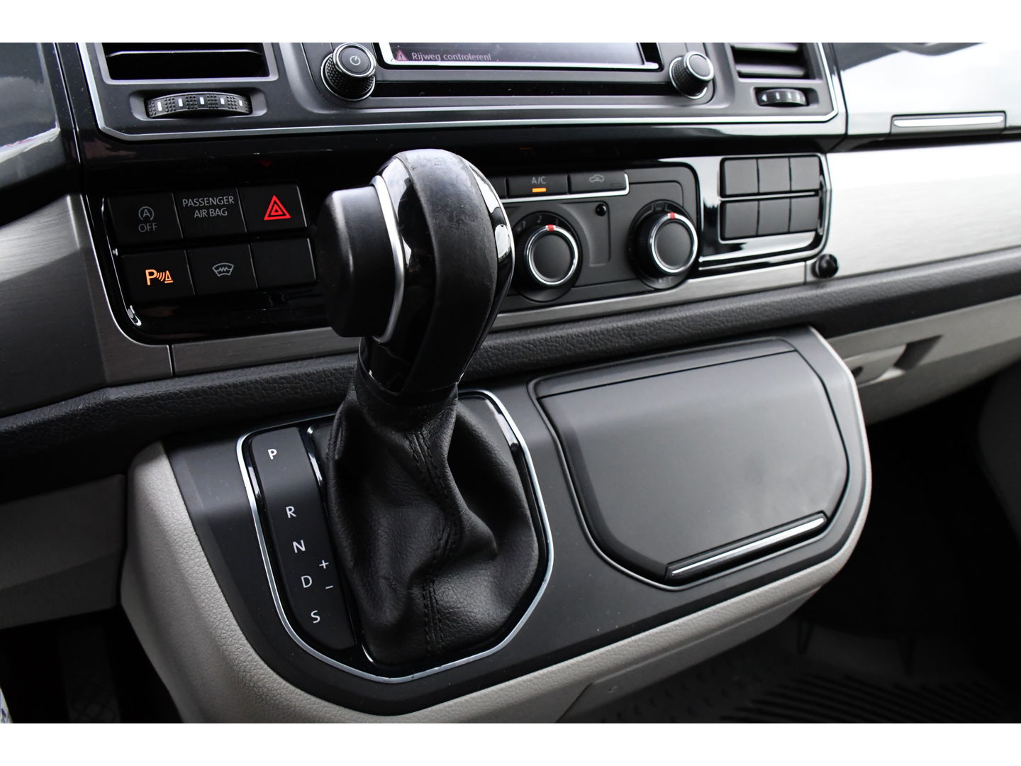 Volkswagen Transporter 2.0 TDI L2H1 PB Edition Adaptieve Cruise, LED, 150pk, Carplay, Sensoren, Trekhaak, Automaat, multimedia, Uniek!