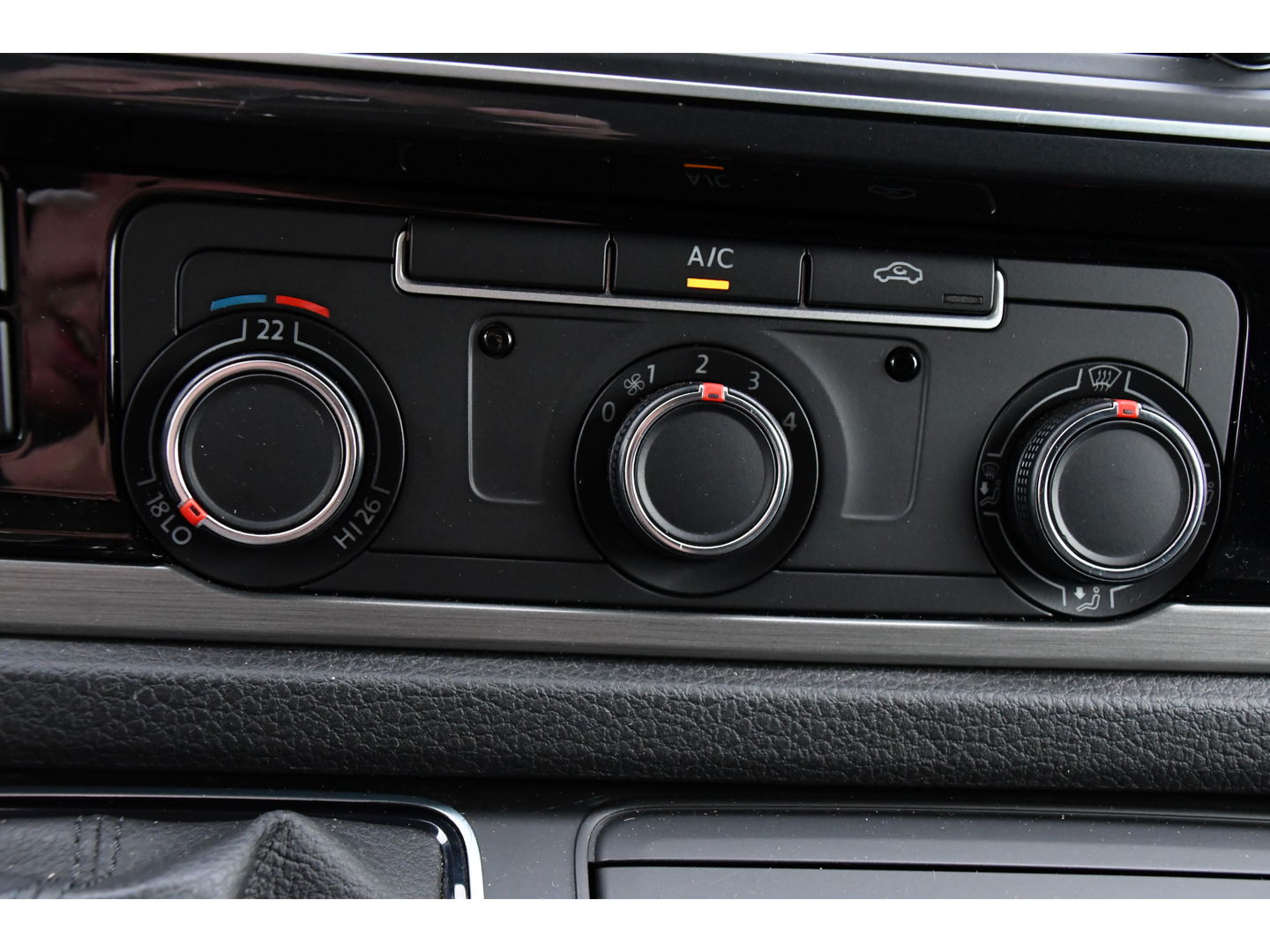 Volkswagen Transporter 2.0 TDI L2H1 PB Edition Adaptieve Cruise, LED, 150pk, Carplay, Sensoren, Trekhaak, Automaat, multimedia, Uniek!