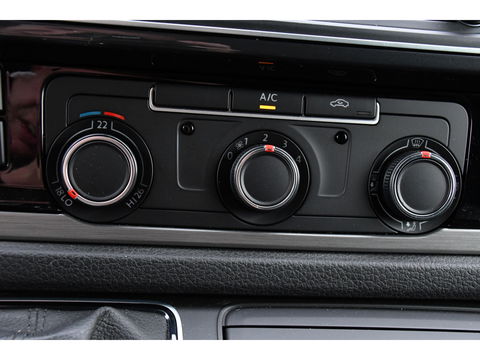 Volkswagen Transporter 2.0 TDI L2H1 PB Edition Adaptieve Cruise, LED, 150pk, Carplay, Sensoren, Trekhaak, Automaat, multimedia, Uniek!