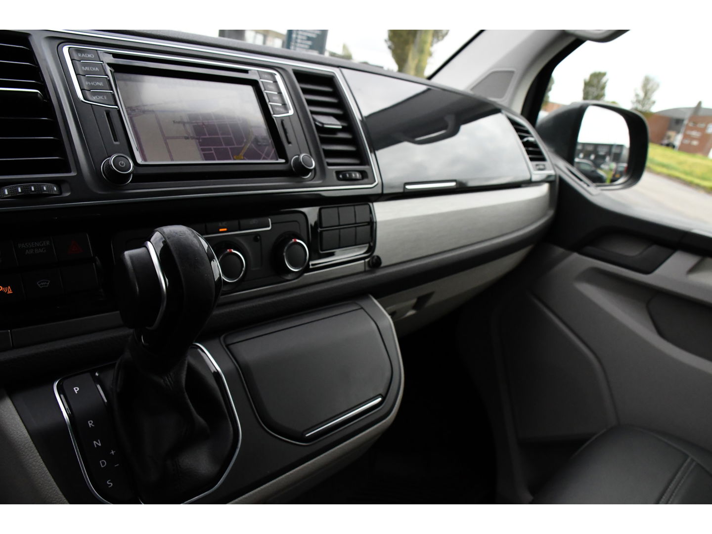 Volkswagen Transporter 2.0 TDI L2H1 PB Edition Adaptieve Cruise, LED, 150pk, Carplay, Sensoren, Trekhaak, Automaat, multimedia, Uniek!