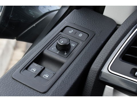 Volkswagen Transporter 2.0 TDI L2H1 PB Edition Adaptieve Cruise, LED, 150pk, Carplay, Sensoren, Trekhaak, Automaat, multimedia, Uniek!