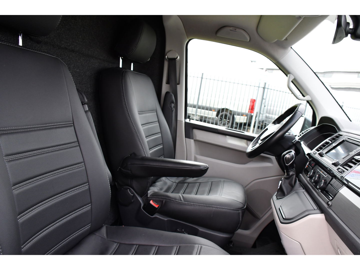 Volkswagen Transporter 2.0 TDI L2H1 PB Edition Adaptieve Cruise, LED, 150pk, Carplay, Sensoren, Trekhaak, Automaat, multimedia, Uniek!