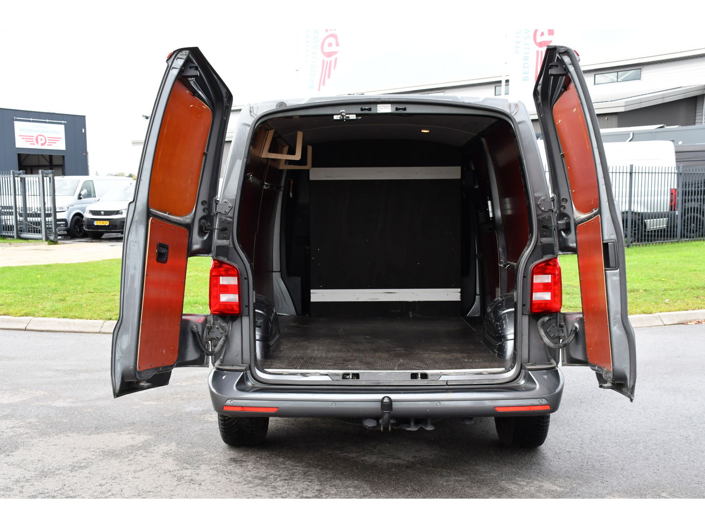 Volkswagen Transporter 2.0 TDI L2H1 PB Edition Adaptieve Cruise, LED, 150pk, Carplay, Sensoren, Trekhaak, Automaat, multimedia, Uniek!