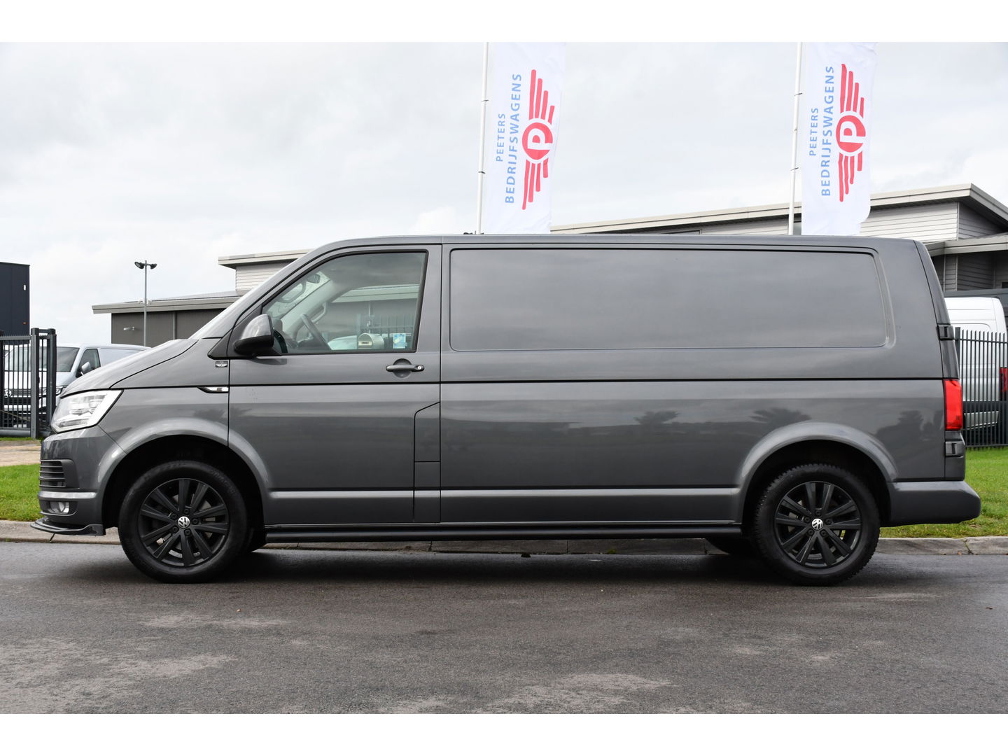 Volkswagen Transporter 2.0 TDI L2H1 PB Edition Adaptieve Cruise, LED, 150pk, Carplay, Sensoren, Trekhaak, Automaat, multimedia, Uniek!