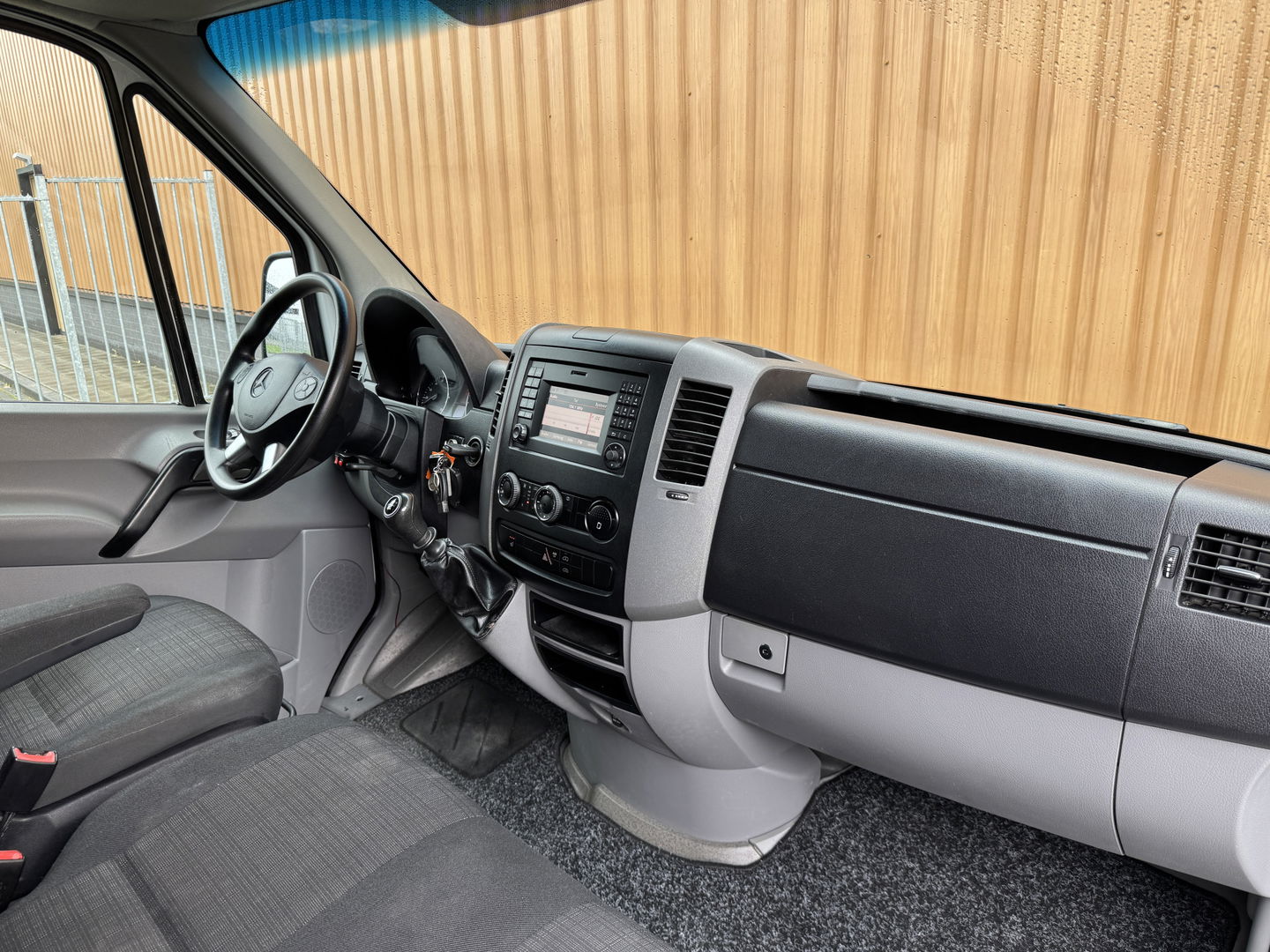 Mercedes-Benz Sprinter 213 2.2 CDI 366 | 3 Persoons | Trekhaak | Cruise Control | Stoelverwarming | Bluetooth | Multifunctioneel Stuurwiel | LED Flitsers | Camera |