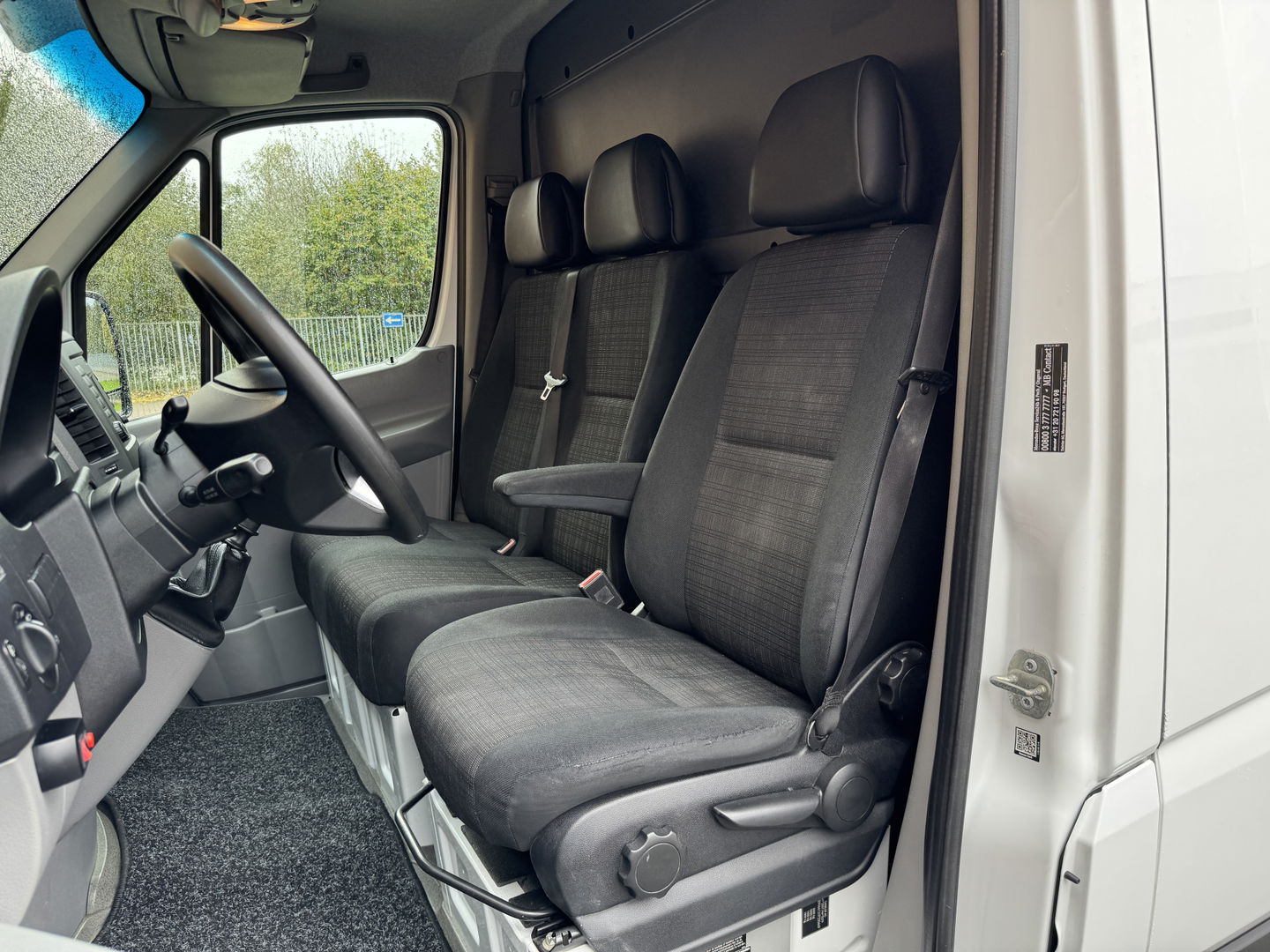 Mercedes-Benz Sprinter 213 2.2 CDI 366 | 3 Persoons | Trekhaak | Cruise Control | Stoelverwarming | Bluetooth | Multifunctioneel Stuurwiel | LED Flitsers | Camera |