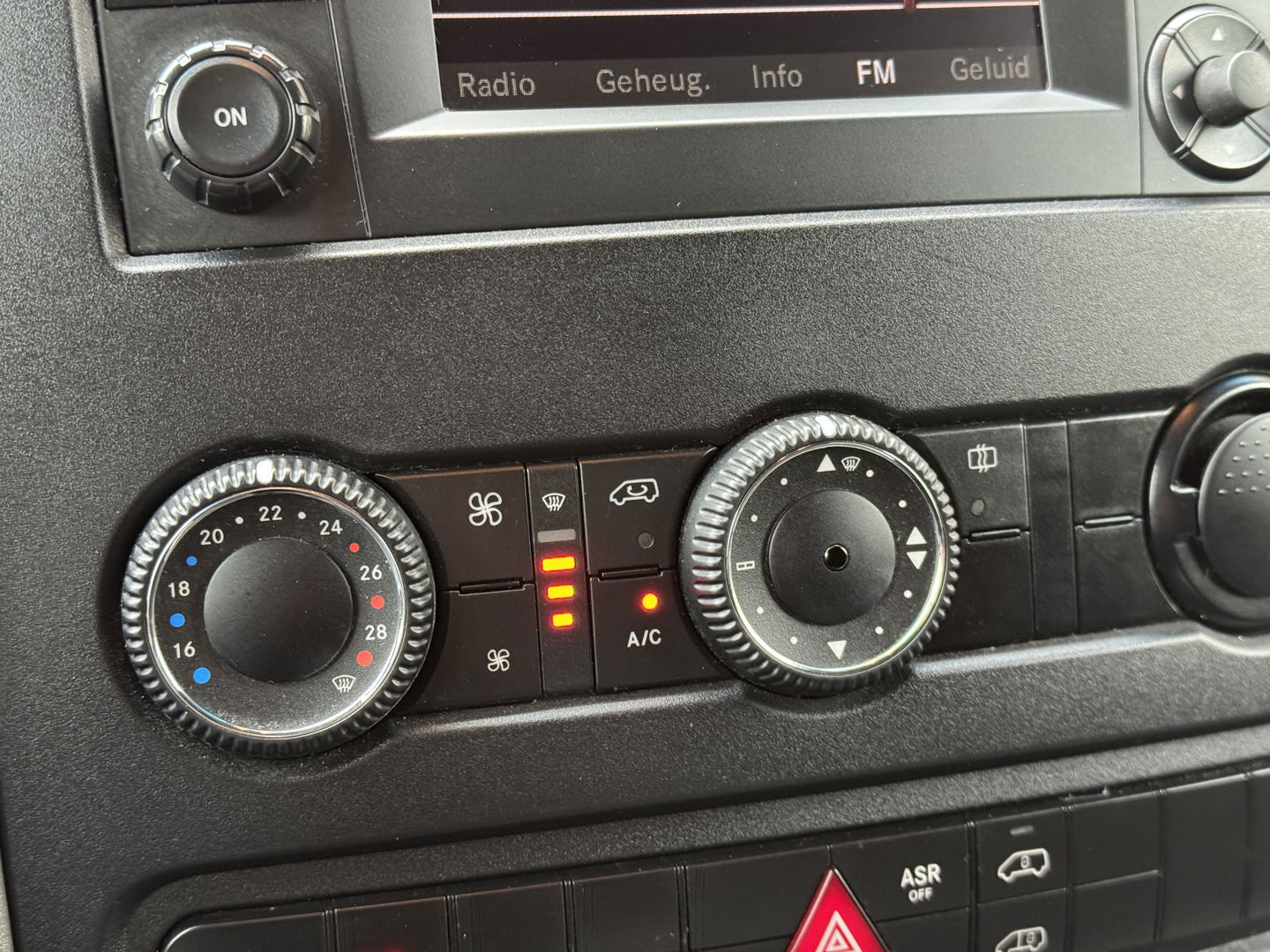 Mercedes-Benz Sprinter 213 2.2 CDI 366 | 3 Persoons | Trekhaak | Cruise Control | Stoelverwarming | Bluetooth | Multifunctioneel Stuurwiel | LED Flitsers | Camera |