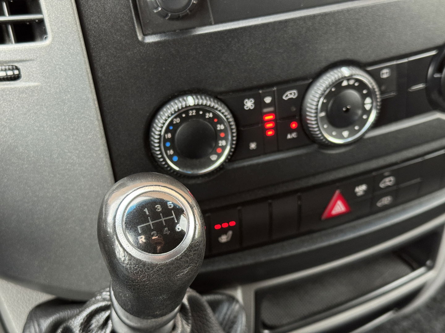 Mercedes-Benz Sprinter 213 2.2 CDI 366 | 3 Persoons | Trekhaak | Cruise Control | Stoelverwarming | Bluetooth | Multifunctioneel Stuurwiel | LED Flitsers | Camera |