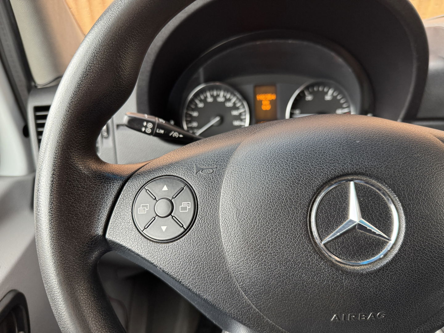 Mercedes-Benz Sprinter 213 2.2 CDI 366 | 3 Persoons | Trekhaak | Cruise Control | Stoelverwarming | Bluetooth | Multifunctioneel Stuurwiel | LED Flitsers | Camera |