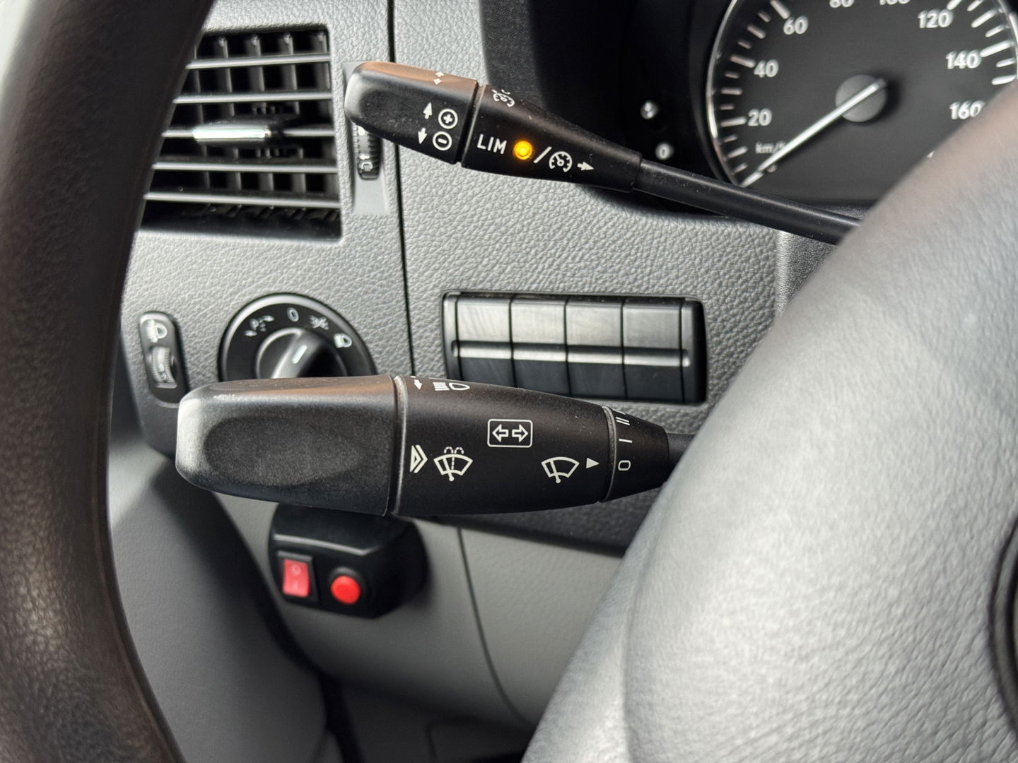Mercedes-Benz Sprinter 213 2.2 CDI 366 | 3 Persoons | Trekhaak | Cruise Control | Stoelverwarming | Bluetooth | Multifunctioneel Stuurwiel | LED Flitsers | Camera |