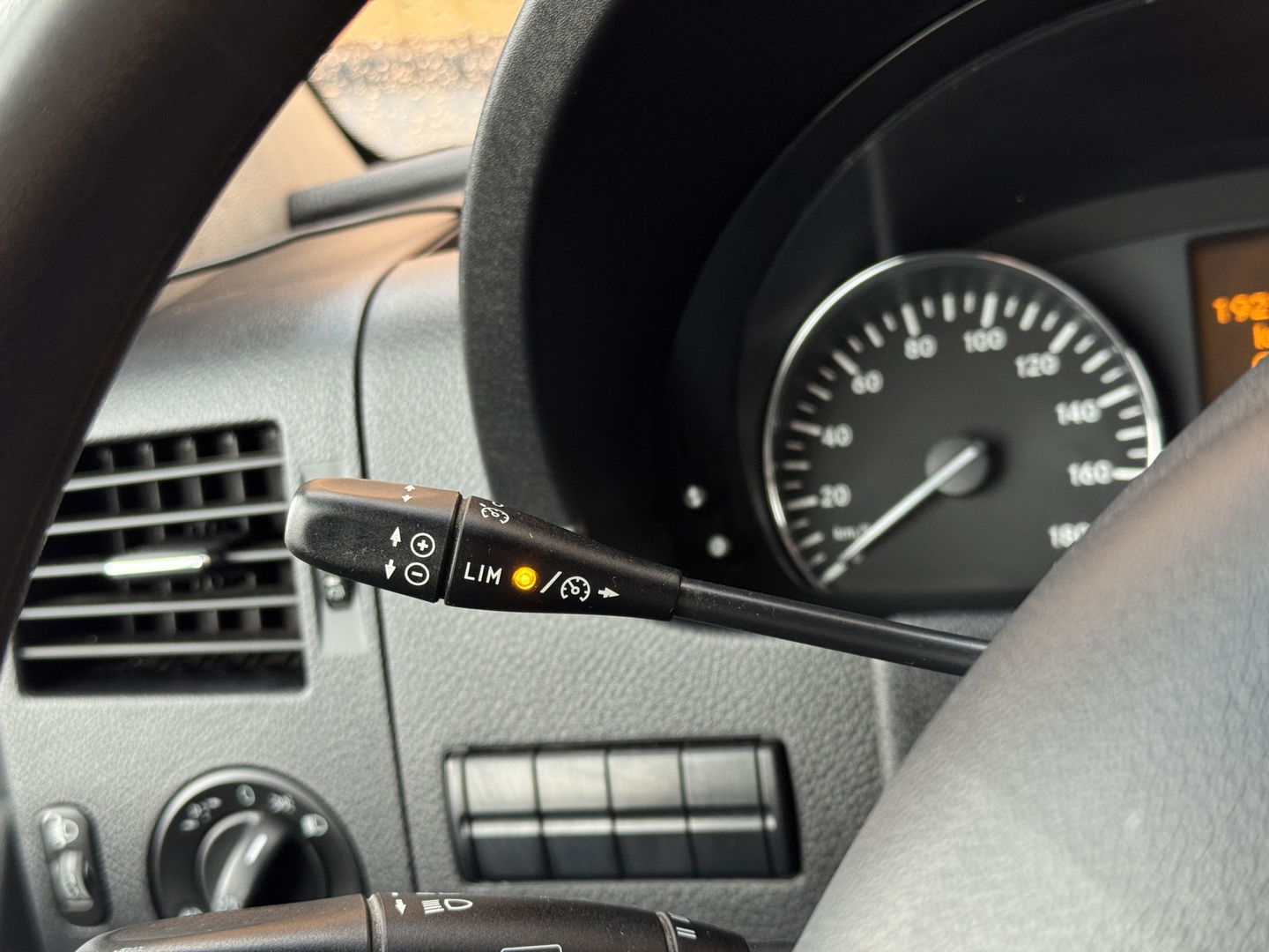 Mercedes-Benz Sprinter 213 2.2 CDI 366 | 3 Persoons | Trekhaak | Cruise Control | Stoelverwarming | Bluetooth | Multifunctioneel Stuurwiel | LED Flitsers | Camera |