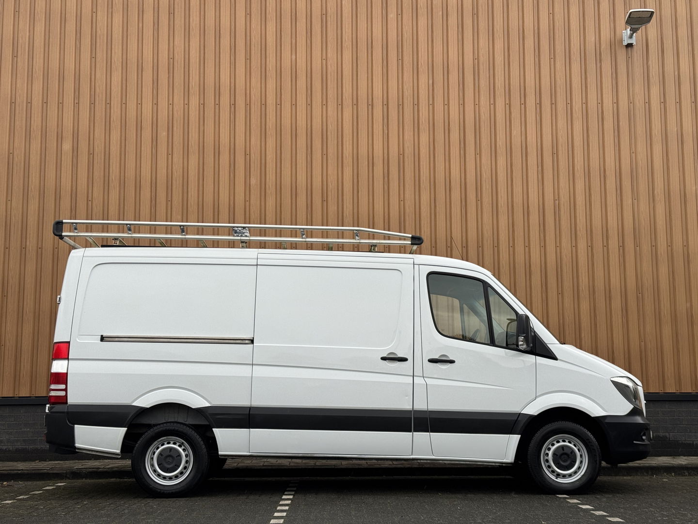 Mercedes-Benz Sprinter 213 2.2 CDI 366 | 3 Persoons | Trekhaak | Cruise Control | Stoelverwarming | Bluetooth | Multifunctioneel Stuurwiel | LED Flitsers | Camera |