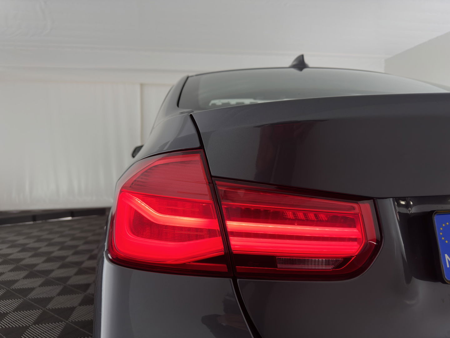 BMW 3-serie 330e M-Sportpack IPerformance Plug-In Aut. *PANO | LUXURY-LEATHER | FULL-LED | HEATED-SPORTSEATS | KEYLESS | HIFI-SOUND | NAVI-FULLMAP | ECC | SHIFT-PADDLES | PDC | CRUISE | 18''ALU*