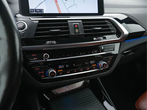 BMW X3 xDrive30e eDrive Edition M-Sportpack Plug-In (INCL-BTW) *LUXURY-LEATHER | FULL-LED | DIGI-COCKPIT | HIFI-SOUND | CARPLAY | DAB+ | HEATED-SPORTSEATS | AMBIENT-LIGHT | TOWBAR  | PRIVACY-GLASS | CARPLAY | SHIFT-PADDLES |  21''ALU*