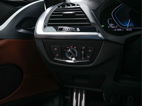 BMW X3 xDrive30e eDrive Edition M-Sportpack Plug-In (INCL-BTW) *LUXURY-LEATHER | FULL-LED | DIGI-COCKPIT | HIFI-SOUND | CARPLAY | DAB+ | HEATED-SPORTSEATS | AMBIENT-LIGHT | TOWBAR  | PRIVACY-GLASS | CARPLAY | SHIFT-PADDLES |  21''ALU*