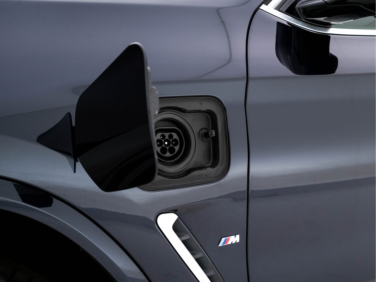 BMW X3 xDrive30e eDrive Edition M-Sportpack Plug-In (INCL-BTW) *LUXURY-LEATHER | FULL-LED | DIGI-COCKPIT | HIFI-SOUND | CARPLAY | DAB+ | HEATED-SPORTSEATS | AMBIENT-LIGHT | TOWBAR  | PRIVACY-GLASS | CARPLAY | SHIFT-PADDLES |  21''ALU*