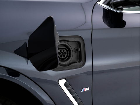 BMW X3 xDrive30e eDrive Edition M-Sportpack Plug-In (INCL-BTW) *LUXURY-LEATHER | FULL-LED | DIGI-COCKPIT | HIFI-SOUND | CARPLAY | DAB+ | HEATED-SPORTSEATS | AMBIENT-LIGHT | TOWBAR  | PRIVACY-GLASS | CARPLAY | SHIFT-PADDLES |  21''ALU*