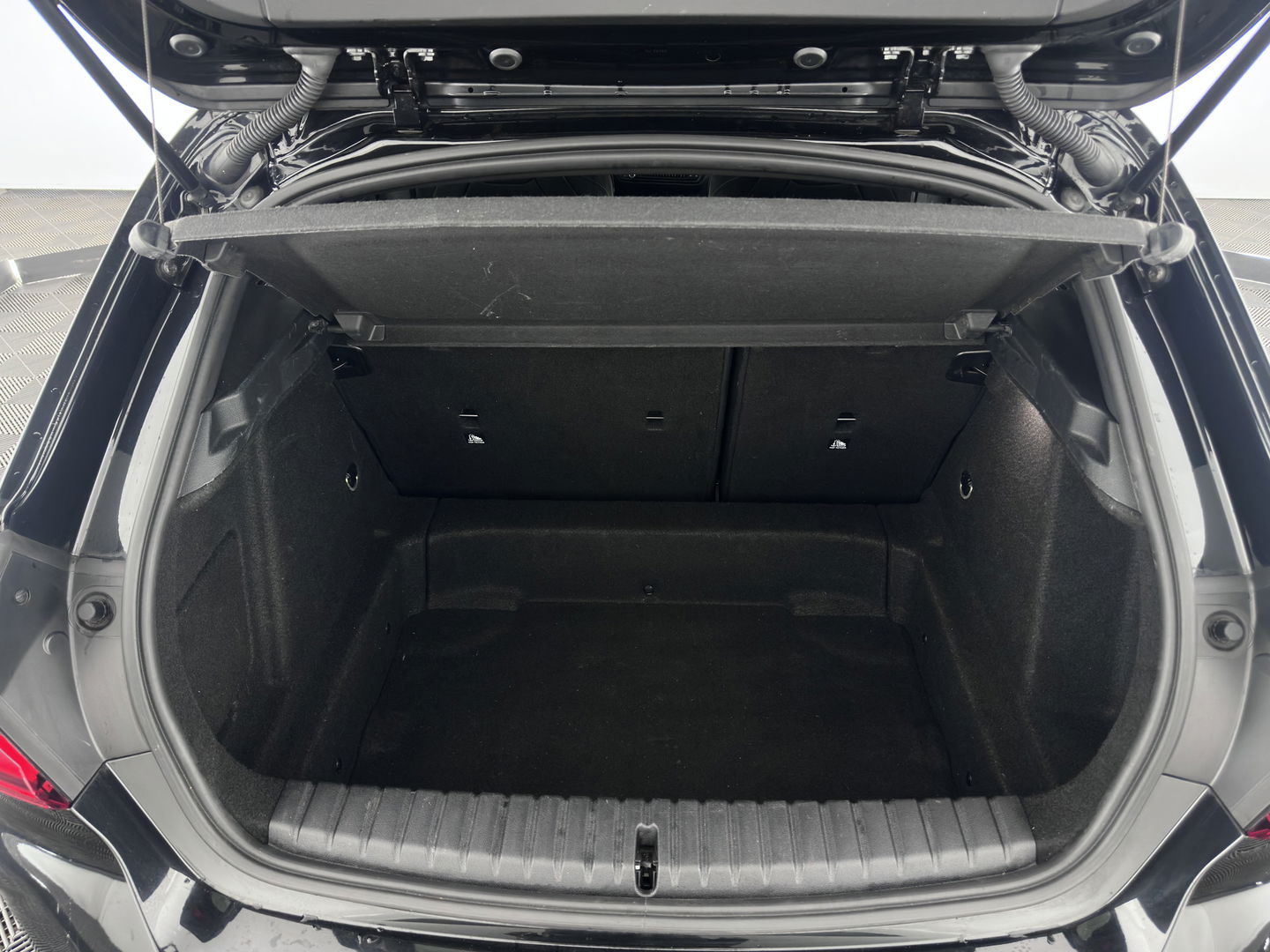 BMW 1-serie M135i xDrive M-Sportpack High Executive Aut. *ALCANTARA-MICROFIBRE | FULL-LED | HEATED-SPORTSEATS | SHIFT-PADDLES | DIGI-COCKPIT | HEAD-UP | NAVI-FULLMAP | DAB+ | PRIVACY-GLASS | AMBIENT-LIGHT | CARBON-INLAY | CARPLAY | 19''ALU*