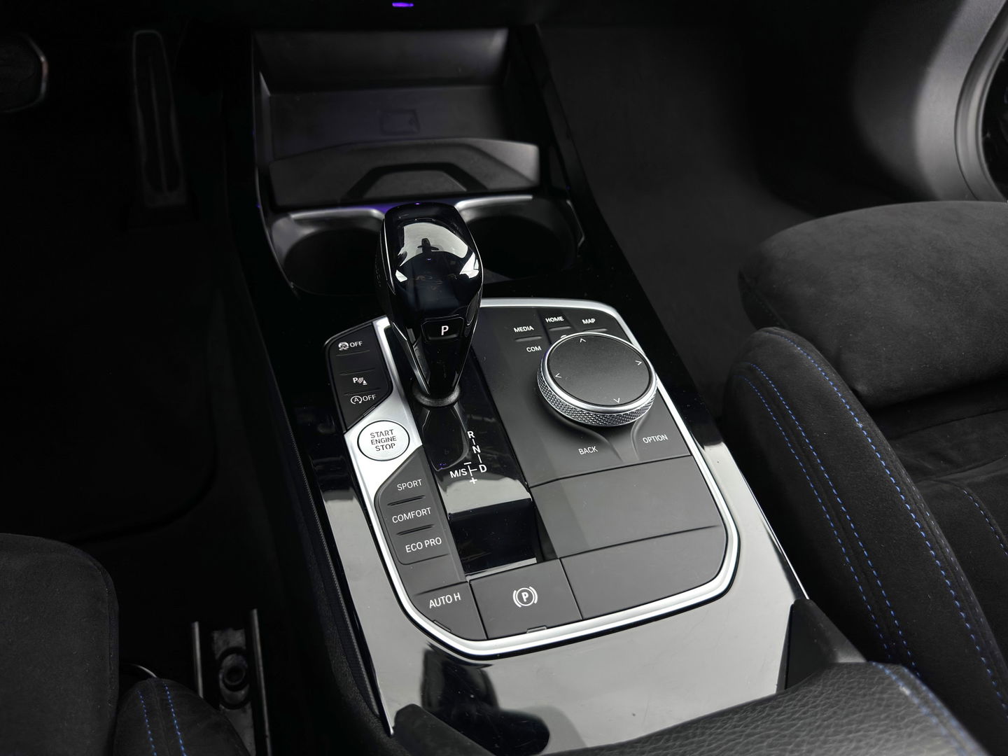 BMW 1-serie M135i xDrive M-Sportpack High Executive Aut. *ALCANTARA-MICROFIBRE | FULL-LED | HEATED-SPORTSEATS | SHIFT-PADDLES | DIGI-COCKPIT | HEAD-UP | NAVI-FULLMAP | DAB+ | PRIVACY-GLASS | AMBIENT-LIGHT | CARBON-INLAY | CARPLAY | 19''ALU*