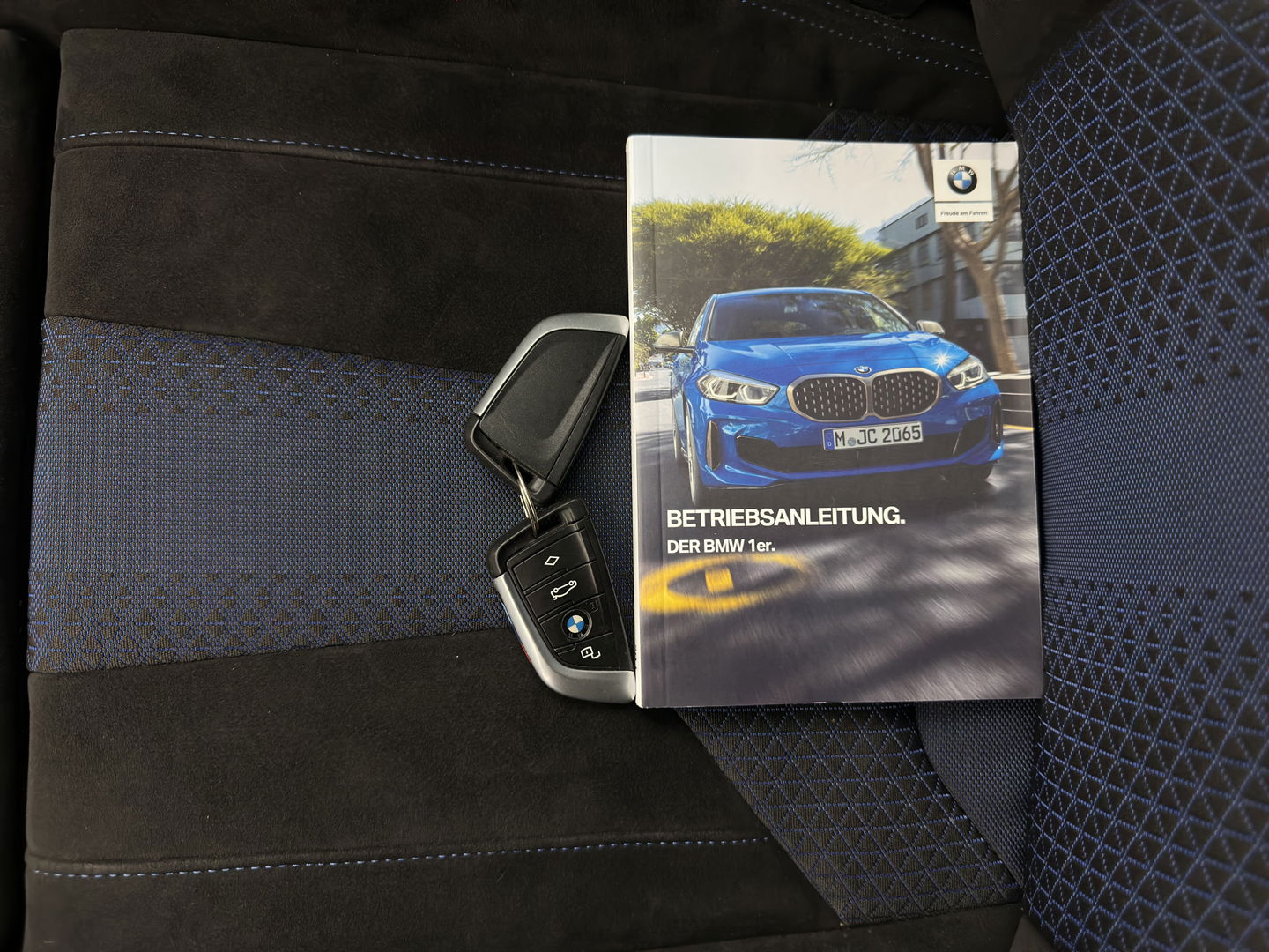 BMW 1-serie M135i xDrive M-Sportpack High Executive Aut. *ALCANTARA-MICROFIBRE | FULL-LED | HEATED-SPORTSEATS | SHIFT-PADDLES | DIGI-COCKPIT | HEAD-UP | NAVI-FULLMAP | DAB+ | PRIVACY-GLASS | AMBIENT-LIGHT | CARBON-INLAY | CARPLAY | 19''ALU*