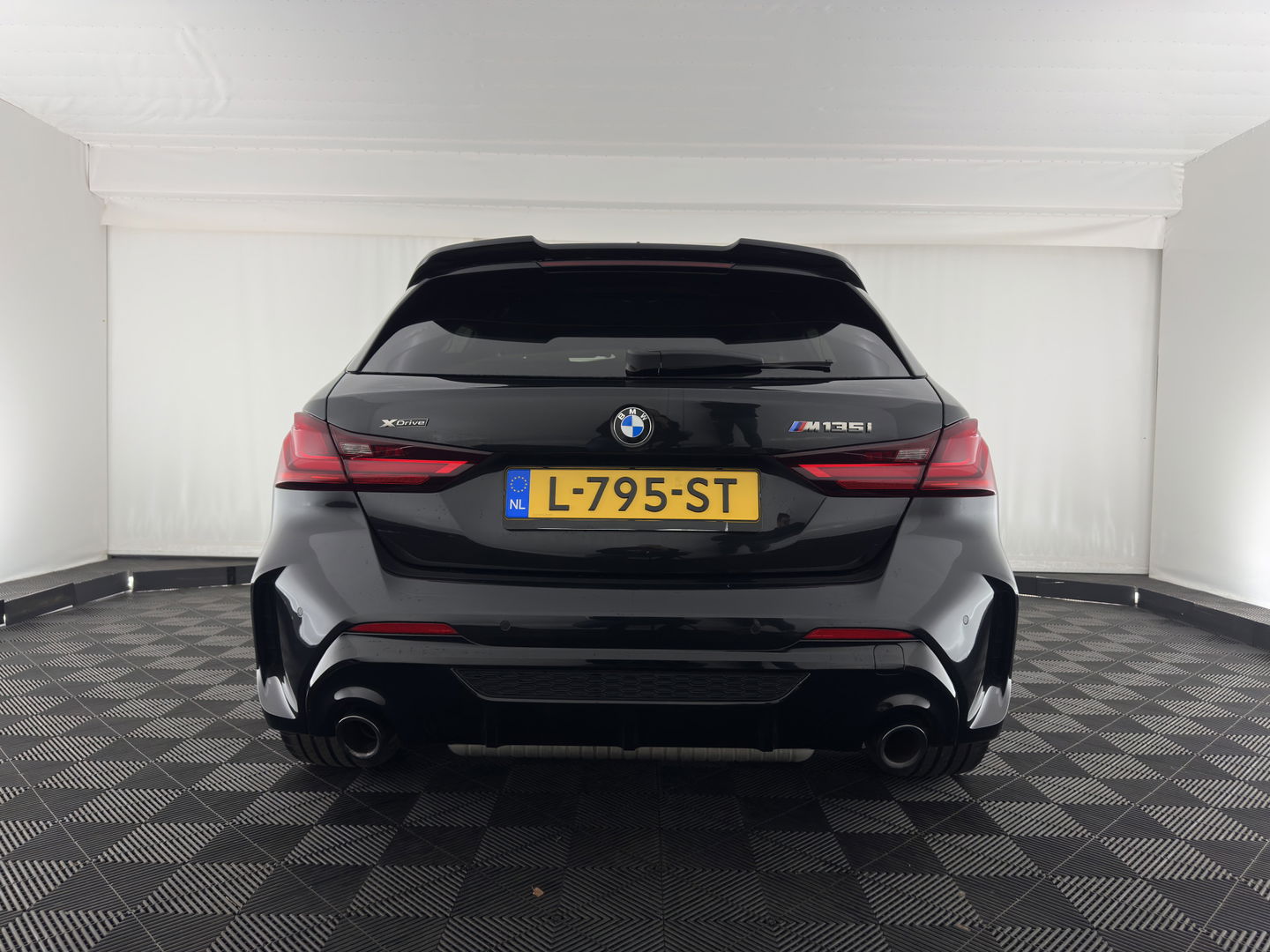 BMW 1-serie M135i xDrive M-Sportpack High Executive Aut. *ALCANTARA-MICROFIBRE | FULL-LED | HEATED-SPORTSEATS | SHIFT-PADDLES | DIGI-COCKPIT | HEAD-UP | NAVI-FULLMAP | DAB+ | PRIVACY-GLASS | AMBIENT-LIGHT | CARBON-INLAY | CARPLAY | 19''ALU*