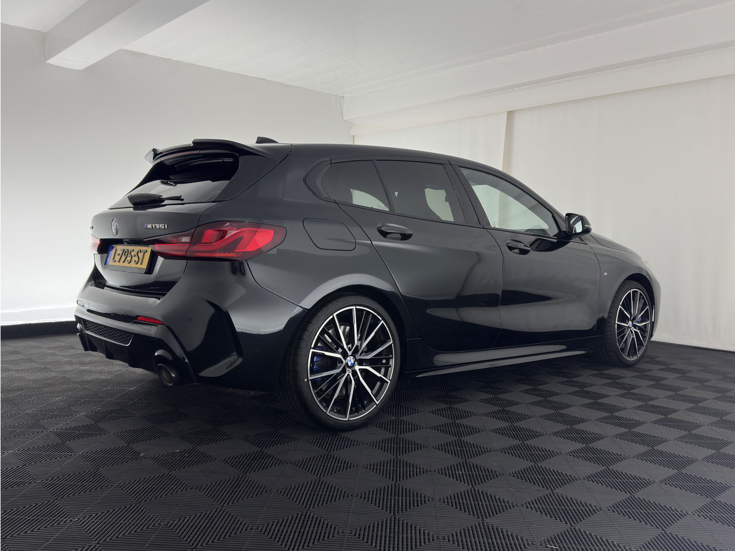 BMW 1-serie M135i xDrive M-Sportpack High Executive Aut. *ALCANTARA-MICROFIBRE | FULL-LED | HEATED-SPORTSEATS | SHIFT-PADDLES | DIGI-COCKPIT | HEAD-UP | NAVI-FULLMAP | DAB+ | PRIVACY-GLASS | AMBIENT-LIGHT | CARBON-INLAY | CARPLAY | 19''ALU*