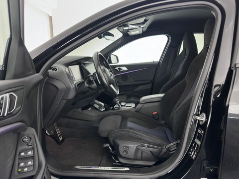 BMW 1-serie M135i xDrive M-Sportpack High Executive Aut. *ALCANTARA-MICROFIBRE | FULL-LED | HEATED-SPORTSEATS | SHIFT-PADDLES | DIGI-COCKPIT | HEAD-UP | NAVI-FULLMAP | DAB+ | PRIVACY-GLASS | AMBIENT-LIGHT | CARBON-INLAY | CARPLAY | 19''ALU*