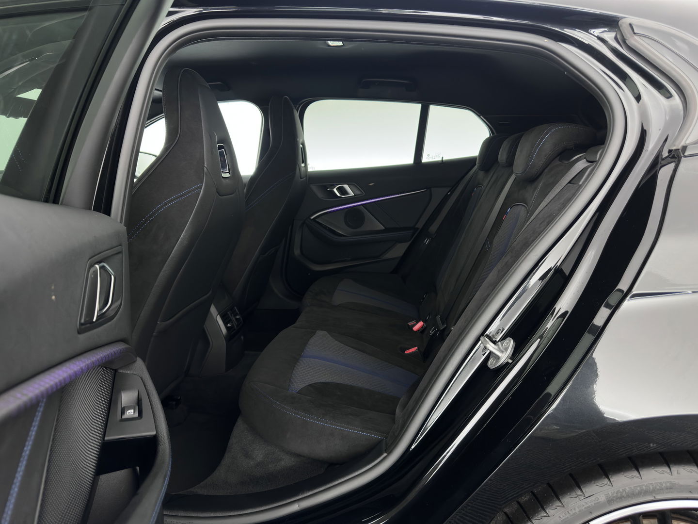 BMW 1-serie M135i xDrive M-Sportpack High Executive Aut. *ALCANTARA-MICROFIBRE | FULL-LED | HEATED-SPORTSEATS | SHIFT-PADDLES | DIGI-COCKPIT | HEAD-UP | NAVI-FULLMAP | DAB+ | PRIVACY-GLASS | AMBIENT-LIGHT | CARBON-INLAY | CARPLAY | 19''ALU*