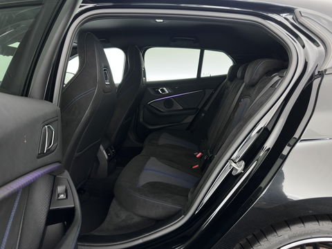 BMW 1-serie M135i xDrive M-Sportpack High Executive Aut. *ALCANTARA-MICROFIBRE | FULL-LED | HEATED-SPORTSEATS | SHIFT-PADDLES | DIGI-COCKPIT | HEAD-UP | NAVI-FULLMAP | DAB+ | PRIVACY-GLASS | AMBIENT-LIGHT | CARBON-INLAY | CARPLAY | 19''ALU*
