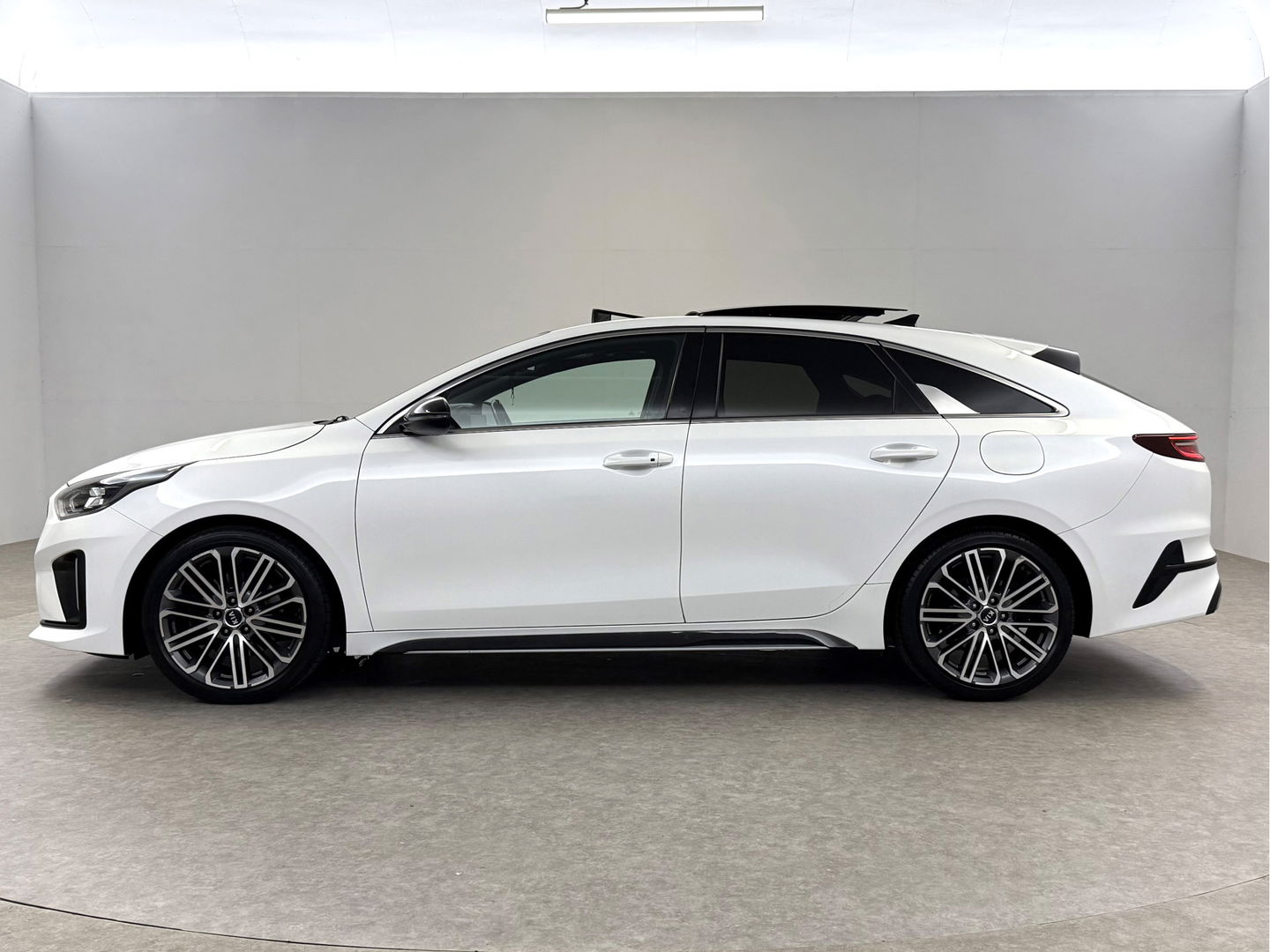 Kia ProCeed 1.4 T-GDI GT-PlusLine | Pano | Memory | JBL Audio | Virtual | Camera | Carplay | Stoel/Stuur verwarmd | NAP